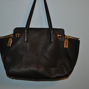 BLACK BAG WITH 2 SIDE ZIPPER POCKETS
